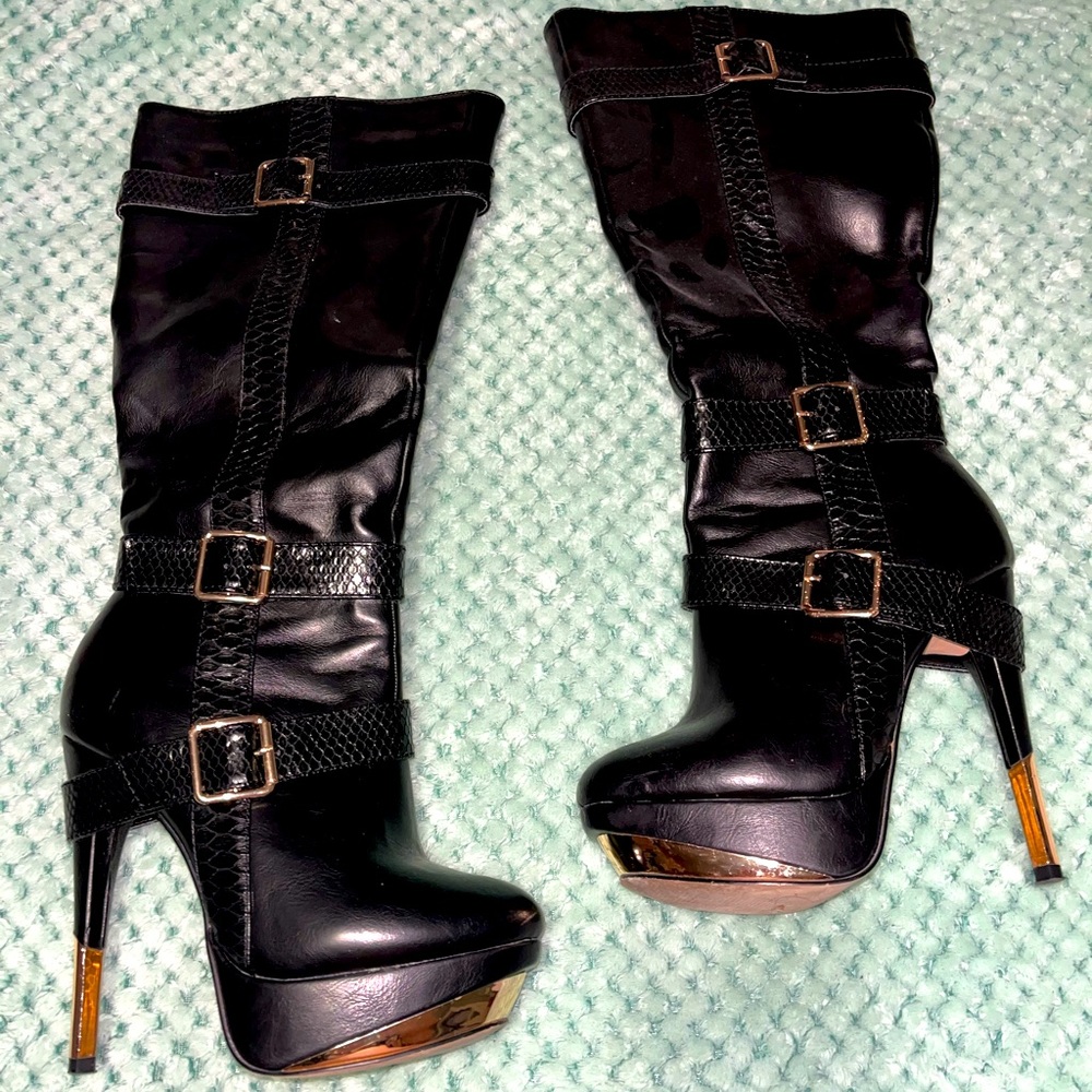 Heeled black boots!!